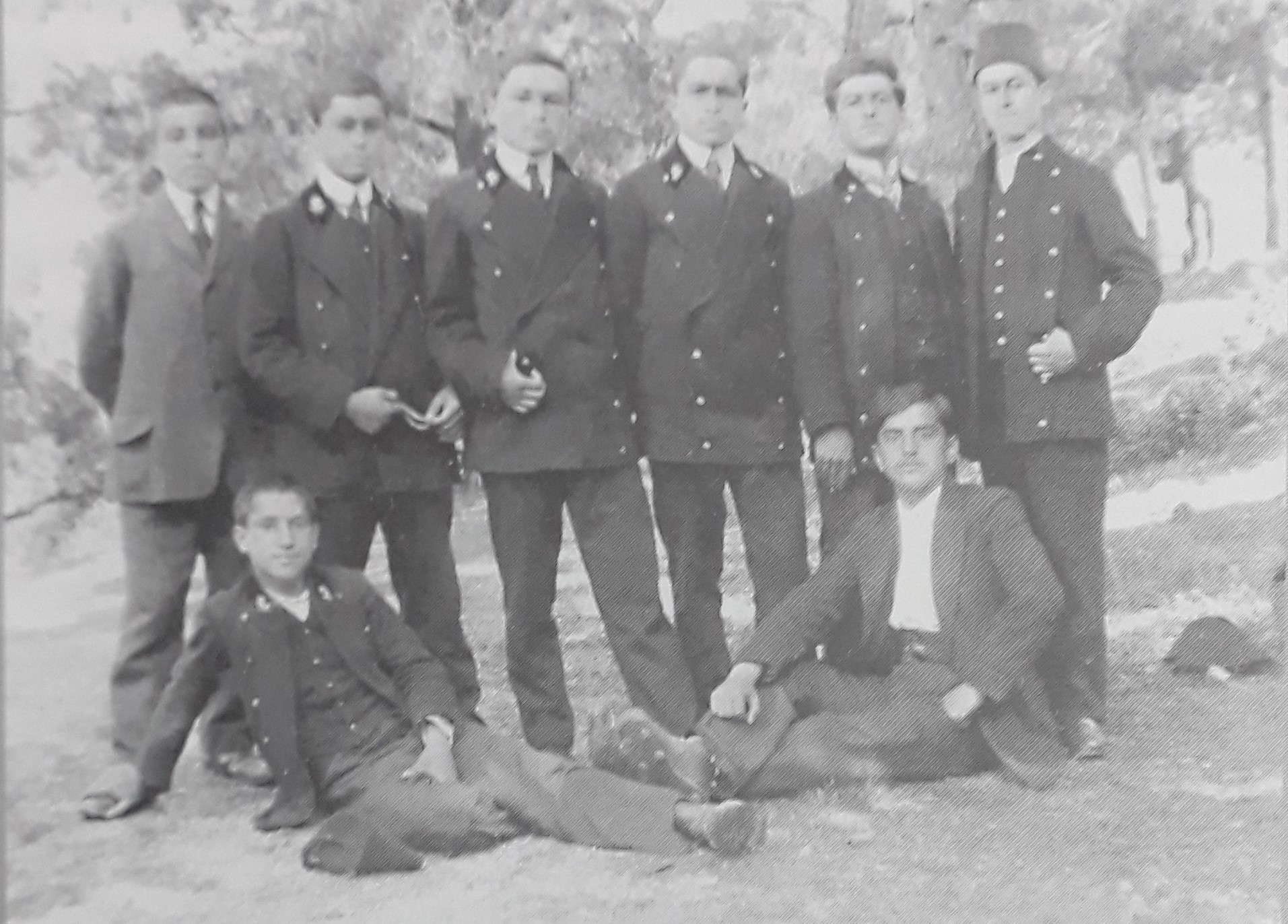 Bekir_Sıdqiy_Çobanzade_ve_Galatasaray_litseyindeki_diger_Qırımtatar_talebeler.jpg