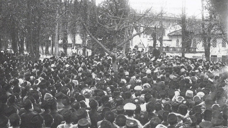 Görsel 4. Hansaraynıñ müzey olaraq açılışında Noman Çelebicihannıñ çıqışı