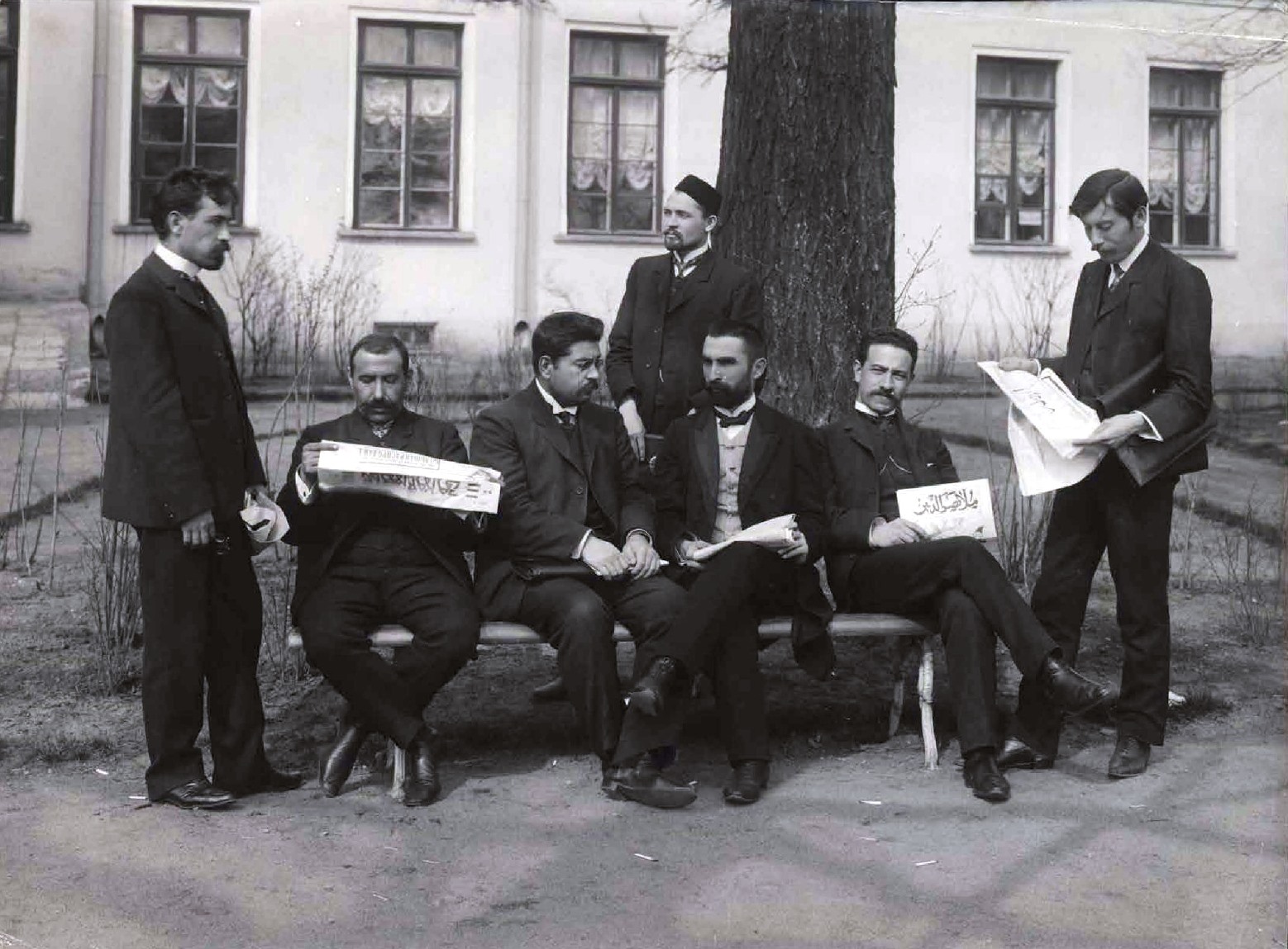 Görsel 6. Dumadaki Musulman deputatlarnan beraber Mediyev sağda ayaqta gazetağa qaray